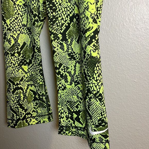 Nike Pro | Training Print Running Capris, size Medium - Picture 7 of 8